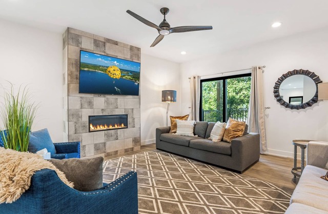 Lakefront~Dock~Ping Pong~Sleeps 14