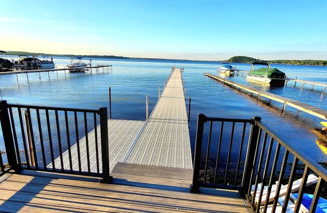 LAKEFRONT, Dock, Near Restaurants, Track & Downtown Saratoga Springs!