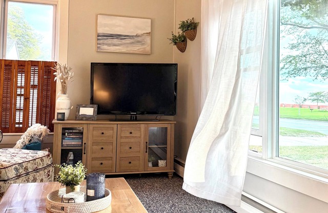 Lakefront Escape on Lakeshore Drive - Sleeps 6+
