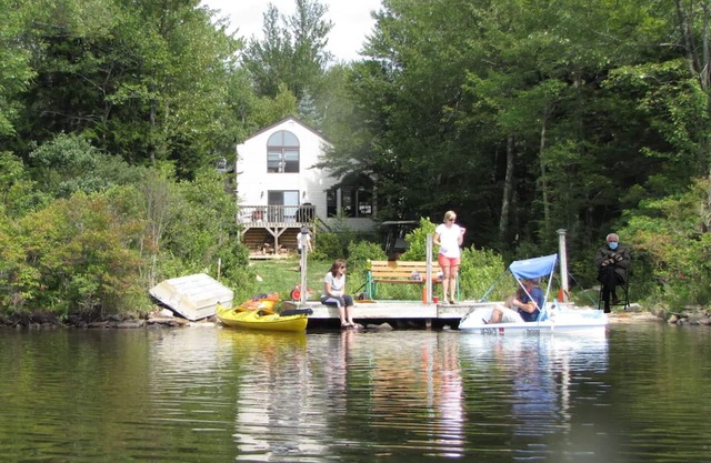 Lakefront - Game room, Fire Place, Dock, Deck, WiFi, Boats, AC, Dog Friendly!