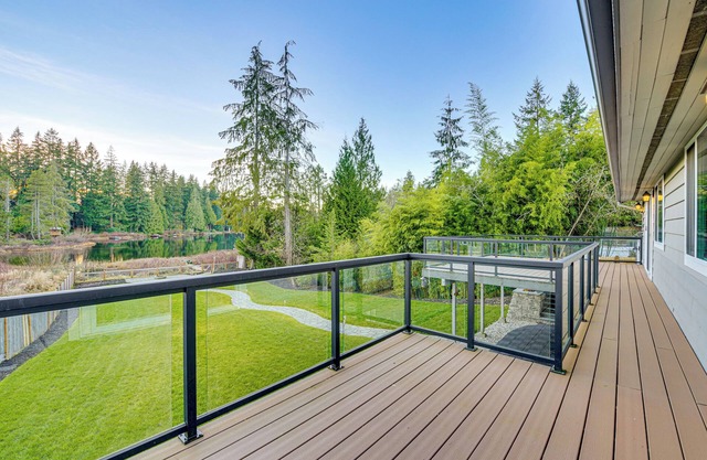 Lakefront Gem: Balcony, Fire Pit & Yard in Everett