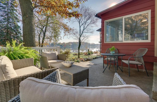 Lakefront Getaway in Leesburg with Dock and Kayaks!