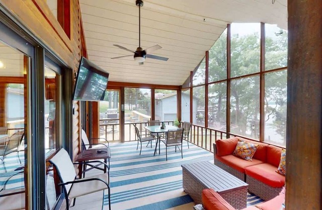 Lakefront Getaway Jacuzzi Dock & Fishing