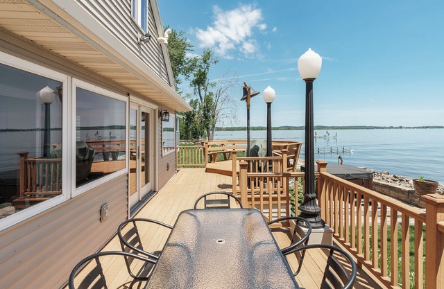 Lakefront Getaway with Hot Tub, Dock, & Game Room - Kosh Kottage