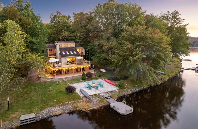 Lakefront Getaway w/Sauna, Kayaks, Fire Pit & Beach Access!