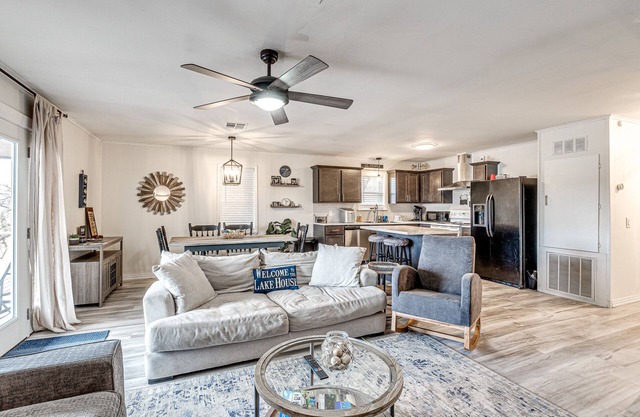 Lakefront Getaway w boat slip, Sandy Beach, 2 Living Rooms. Sleeps 12