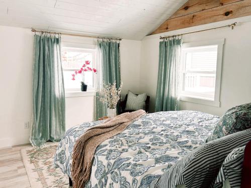 Lakefront Girls getaway Romantic Retreat low fees