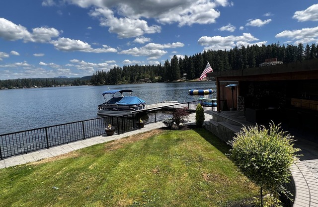 Lakefront Guesthouse Cabin with Loft