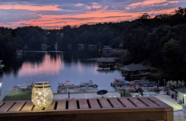 Lakefront Hideaway - 2 Kayaks Included & Outdoor Balcony Perfect for Relaxing