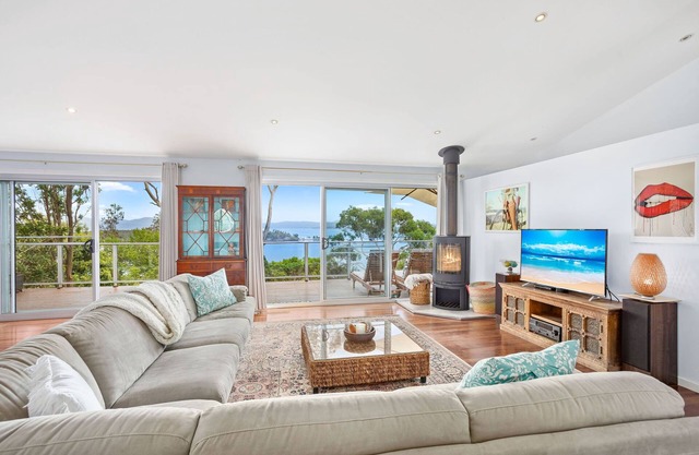 Lakefront Holiday Home