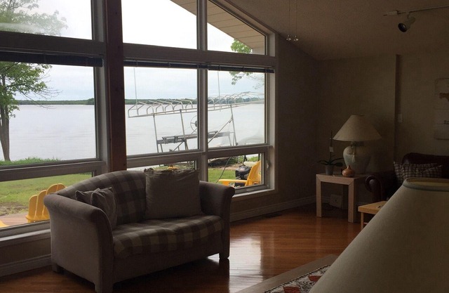 Lakefront Home - 2bdrm Plus Bunkie