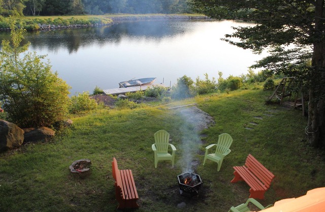 Lakefront Home: 2 Fireplaces , Dock, WiFi, Pool Table, Wii, boat & kayaks