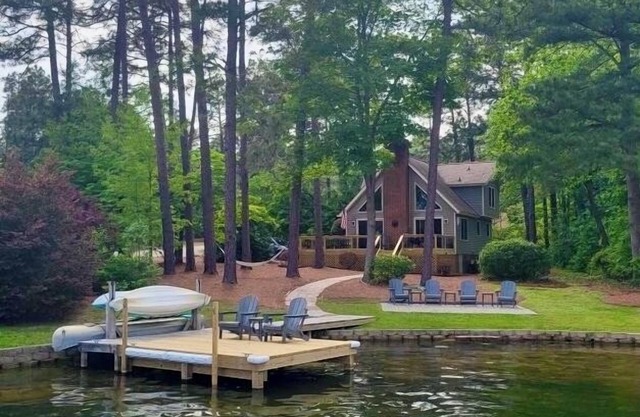 Lakefront home in a Gated Community, 10 miles from Pinehurst Village