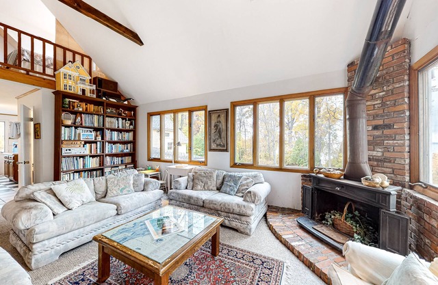 Lakefront Home with Private Beach & Gorgeous Peninsula Location - Dogs OK