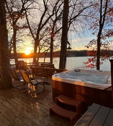 Lakefront Home with Amazing Views, Hot tub, Boat JetSki Rental Option