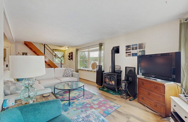 Lakefront home with private deck, kayak - beautiful sunsets