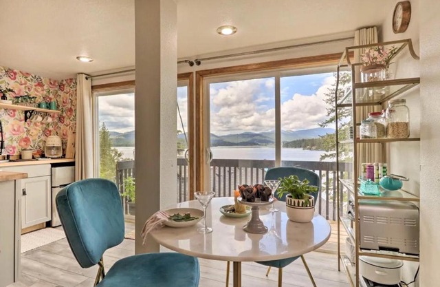 Lakefront Honeymoon Bay Studio Cottage