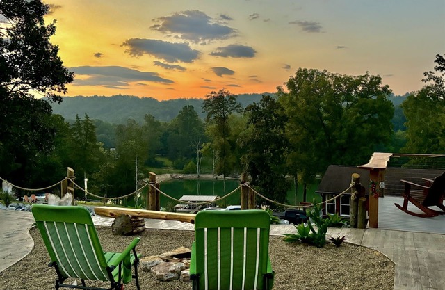 Lakefront, hot tub, 2 bdrm w/loft, kayaks, beach, fire pits,! sxs trails