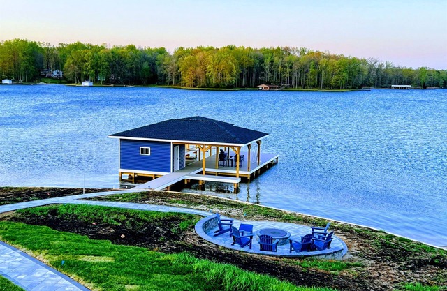 Lakefront Lake Anna - Dock, Beach, Views, Hot Tub
