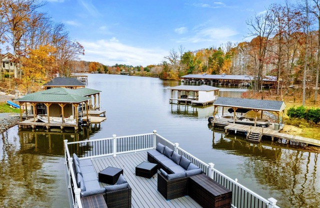 Lakefront Lake Anna with Cove, Dock, Deck, Hot Tub