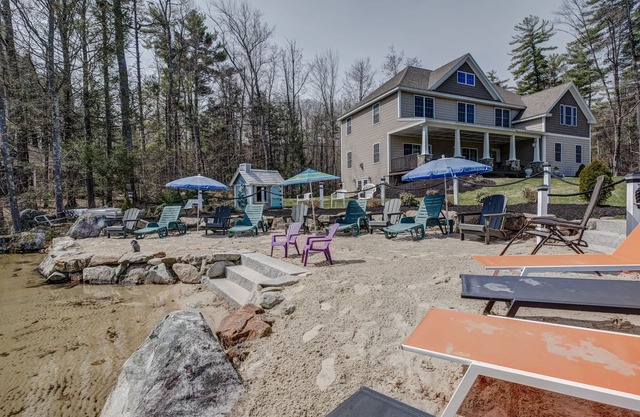 Lakefront Lodge sleeps 18 comfortably