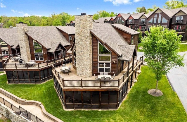 Lakefront Luxury Lodge 1 ~2mi to Silver Dollar City~HUGE Resort POOL~Dock~FREE amenities