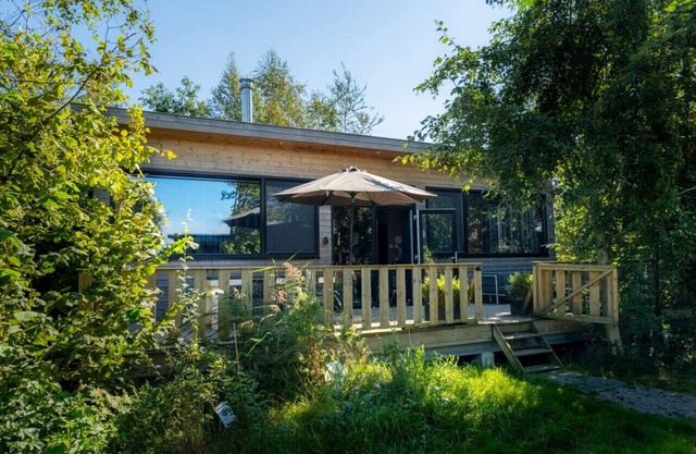 Lakefront Nature House with own shared dock in Friesland: Reade Wikel