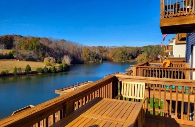 Lakefront on quiet cove, stylishly updated with modern amenities, 3 decks, Blackstone, kayak