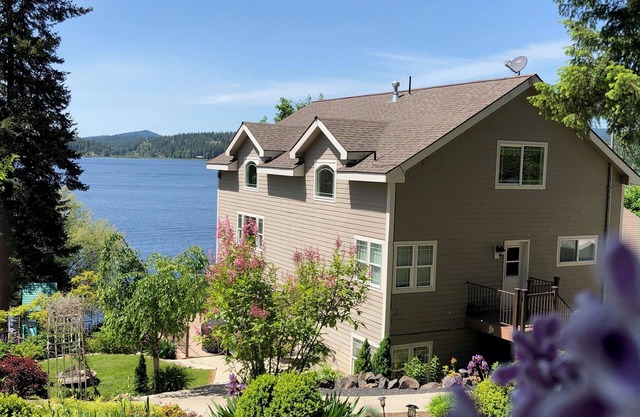 Lakefront Paradise-Sleeps 21+, Dock, Hot Tub, Games, Kayaks, Playground & more!