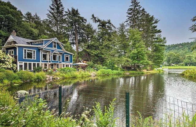 Lakefront Poconos Retreat w/Hot Tub, Near Hiking!