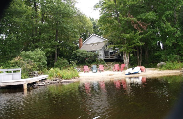 Lakefront Pocono Retreat/Family & Pet Friendly/canoes/kayak/row boat/Fire pit!