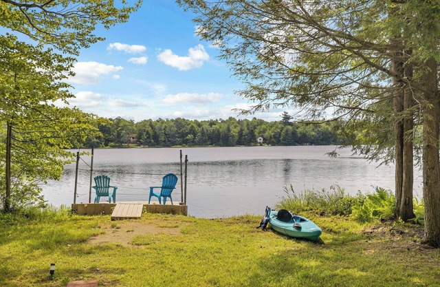 Lakefront Poconos, Family Friendly, Firepit, Kayak, Games, Pet friendly