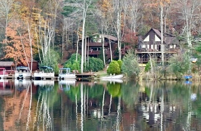 LAKEFRONT! Pontoon boat, hottub, firepit/place, Billiards, ping pong, fooseball