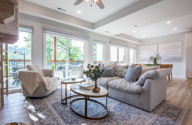 Lakefront, Private Hot Tub, By Downtown Landing | Mini Pearl
