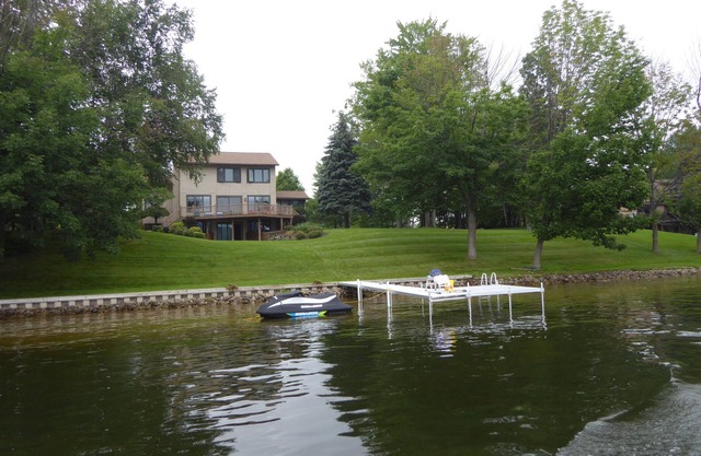 Lakefront property in resort community, Year round