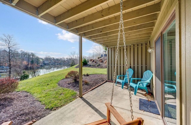 Lakefront Retreat, Great Views, Pool and Dock Access!