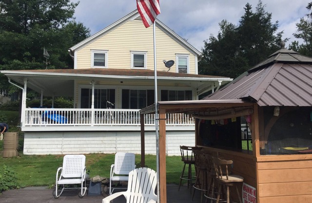 Lakefront Retreat Near golf and skiing in Northeast PA
