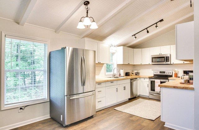 Lakefront Ridgeway Home w/Deck & Fire Pit!