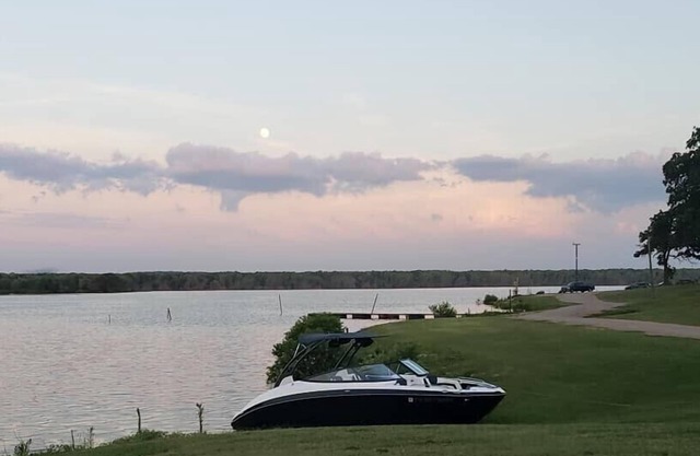 Lakefront RV spot- Peaceful & breathtaking views, ideal for relax and recharge!