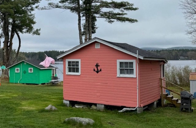 Lakefront Salmon Cottage