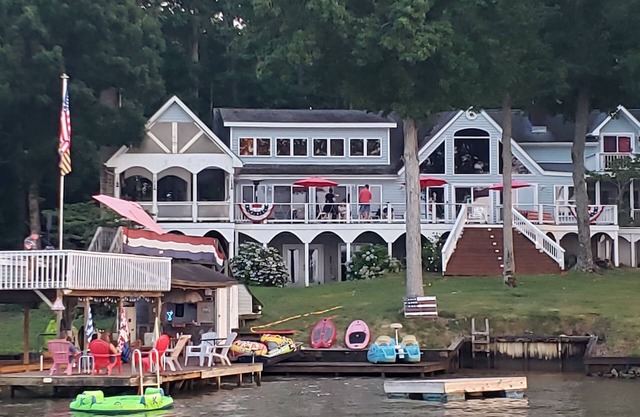 Lakefront Serenity: 6BR, Firepit, Dock, Great Views, Up to 17 guests