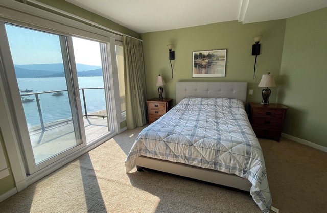 Lakefront Shuswap townhouse in Scotch Creek (Buoy, private beach & pool/hot tub)