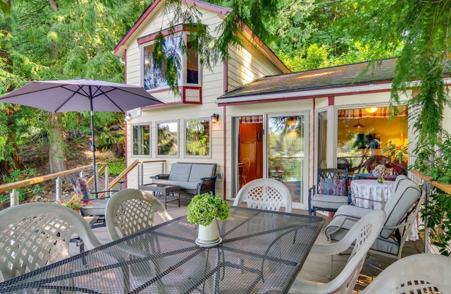 Lakefront Snohomish Cottage w/Private Dock!
