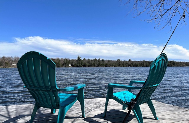 LAKEFRONT Stillwater Lakes Chalet- Hot Tub, Gameroom, Firepit, Kayaks, Dock, BBQ