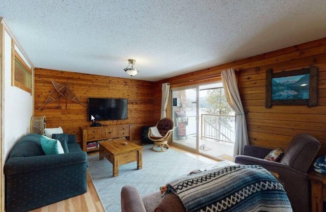 Lakefront Suite w/Private Hot Tub | Fireplace