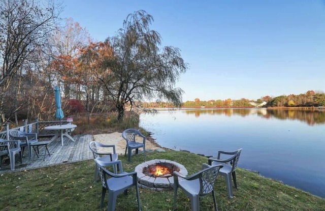Lakefront summer retreat with Private Beach, Kayaks, Fire Pit, Game Room + More!