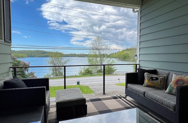 Lakefront Sunset Views 3 bed 2 bath w/Private Lake Access