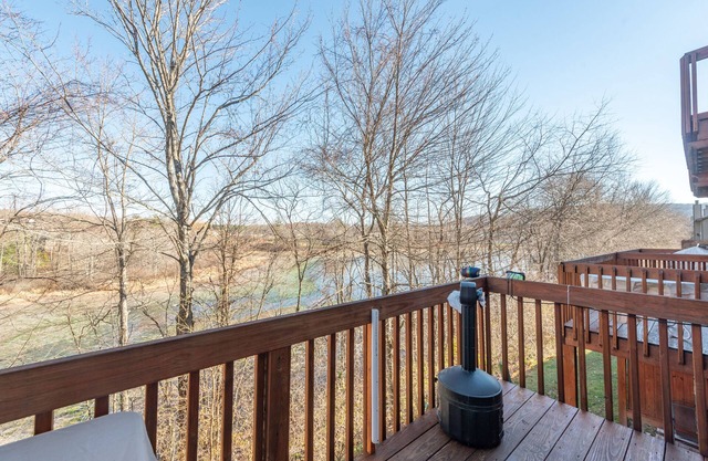 Lakefront Townhome w/Sunrise Views & Fireplace