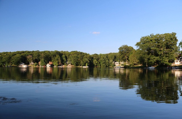 Lakefront Tranquility. Whole Home in Quiet Neighborhood in no-wake zone.