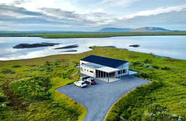 -Lakefront Villa-